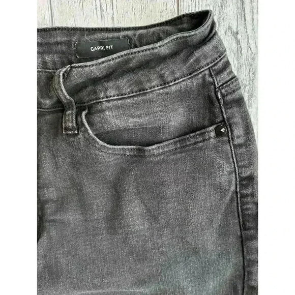 Judy Blue Mid-Rise Capris Women’s Size 13/31 Black - Picture 5 of 9